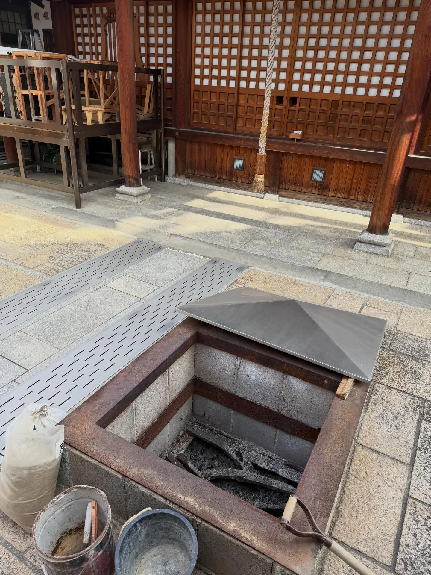 岸和田観音(高見観音)の節分祭で使用される護摩場の清掃に来ま...